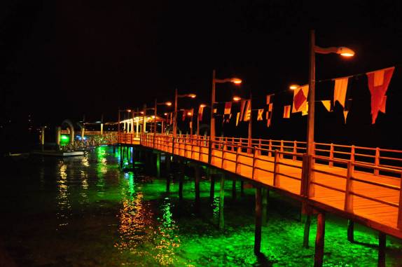 Pier iluminado de Puerto Ayora, principal cidade da Ilha de Santa Cruz, em Galápagos